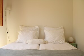 4 bedrooms, in-room safe, desk, iron/ironing board