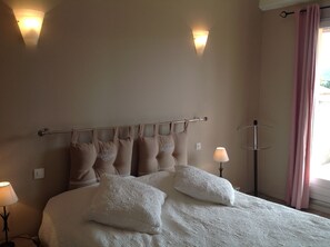 4 bedrooms, soundproofing, iron/ironing board, travel crib - Large villa with beautiful pool and large beach (Vallon-Pont-D'arc)