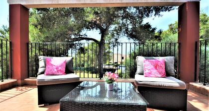 VILLA in quiet residential area with private pool ideal for families. - Free Wifi