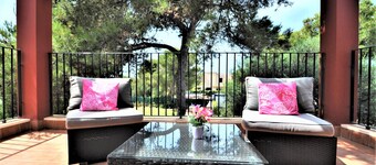 VILLA in quiet residential area with private pool ideal for families. - Free Wifi