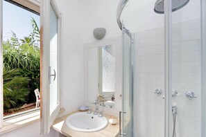 Ducha, secador de pelo, bidet, toallas