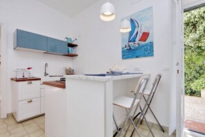 Réfrigérateur, un four, surface de cuisson, lave-vaisselle