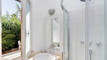 Doccia, asciugacapelli, bidet, asciugamani