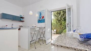 Frigorifero, forno, piano cottura, lavastoviglie