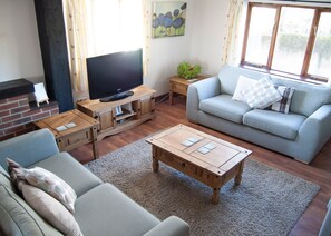 Smart TV, video games, table football, books - Relax in the countryside, great outside space for all the family, dogs welcome (Holsworthy)
