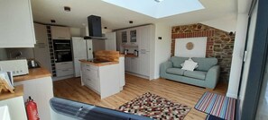 Televisio, videopelejä, pöytäjalkapallopöytä, kirjoja