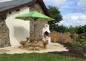Outdoor dining - Relax in the countryside, great outside space for all the family, dogs welcome (Holsworthy)