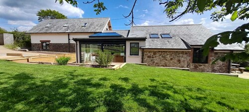 Relax in the countryside, great outside space for all the family, dogs welcome