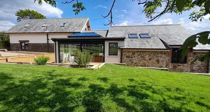 Relax in the countryside, great outside space for all the family, dogs welcome