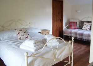 4 bedrooms, free WiFi, bed sheets - Relax in the countryside, great outside space for all the family, dogs welcome (Holsworthy)