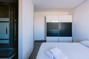 6 slaapkamers, een strijkplank/strijkijzer, gratis wifi, beddengoed