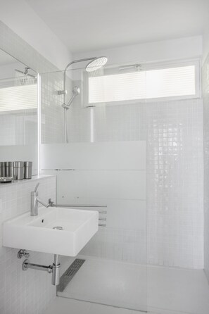 Haartrockner, Handtücher, Seife, Shampoo