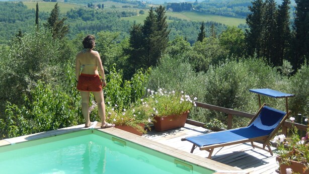 Zona de piscina con vista a un paisaje montañoso.