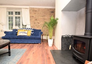 电视、壁炉、DVD 播放器、桌上足球