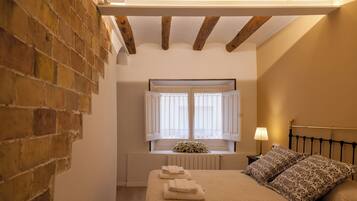 5 bedrooms, desk, iron/ironing board, free WiFi