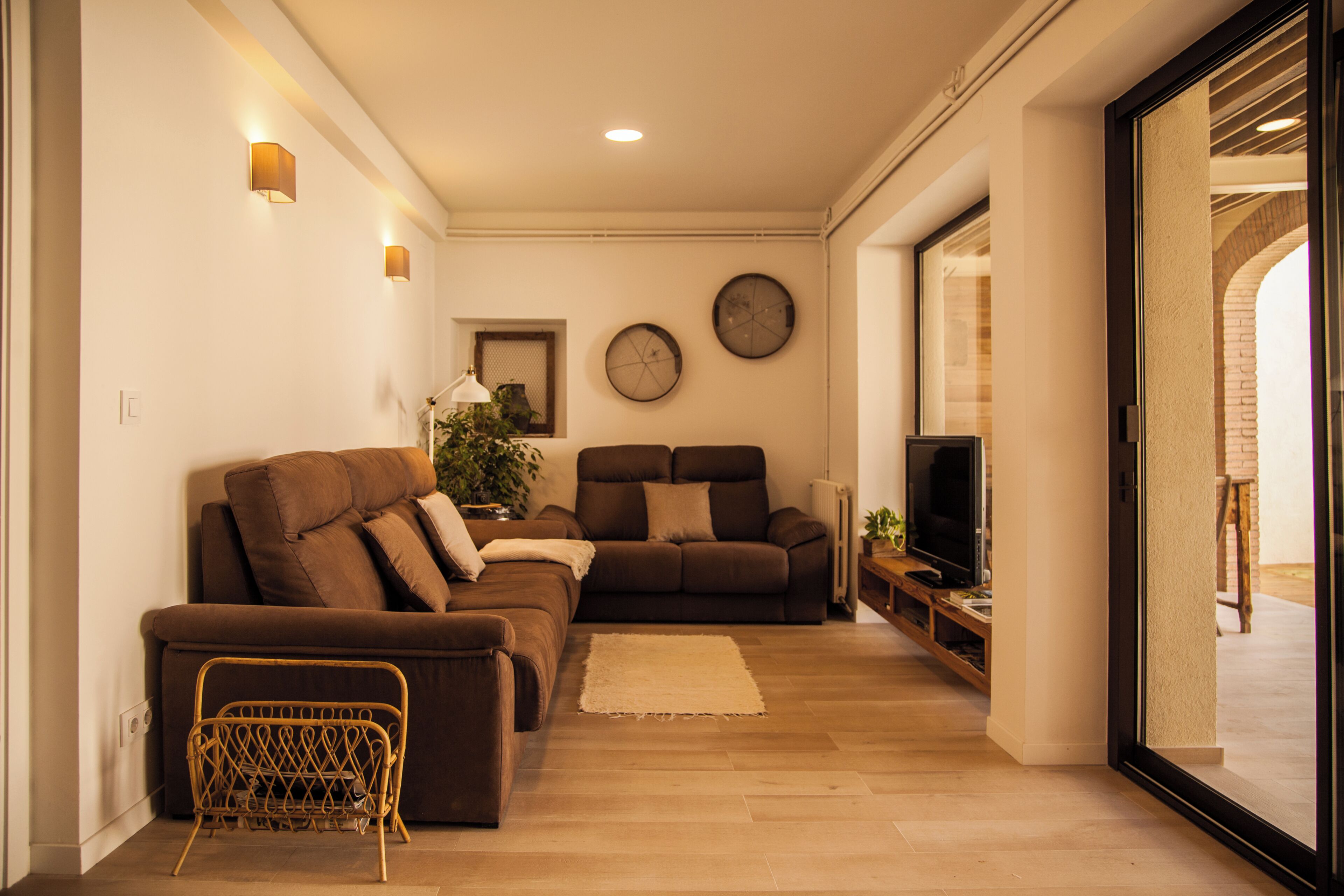 TV, fireplace, DVD player, books