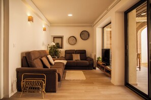 Fernseher, Kamin, DVD-Player, Bücher