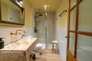 Suihku, hiustenkuivaaja, bidee, pyyhkeet