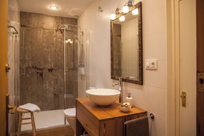 Douche, sèche-cheveux, bidet, serviettes fournies