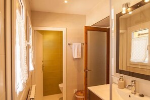 Dusj, hårføner, bidé og håndklær