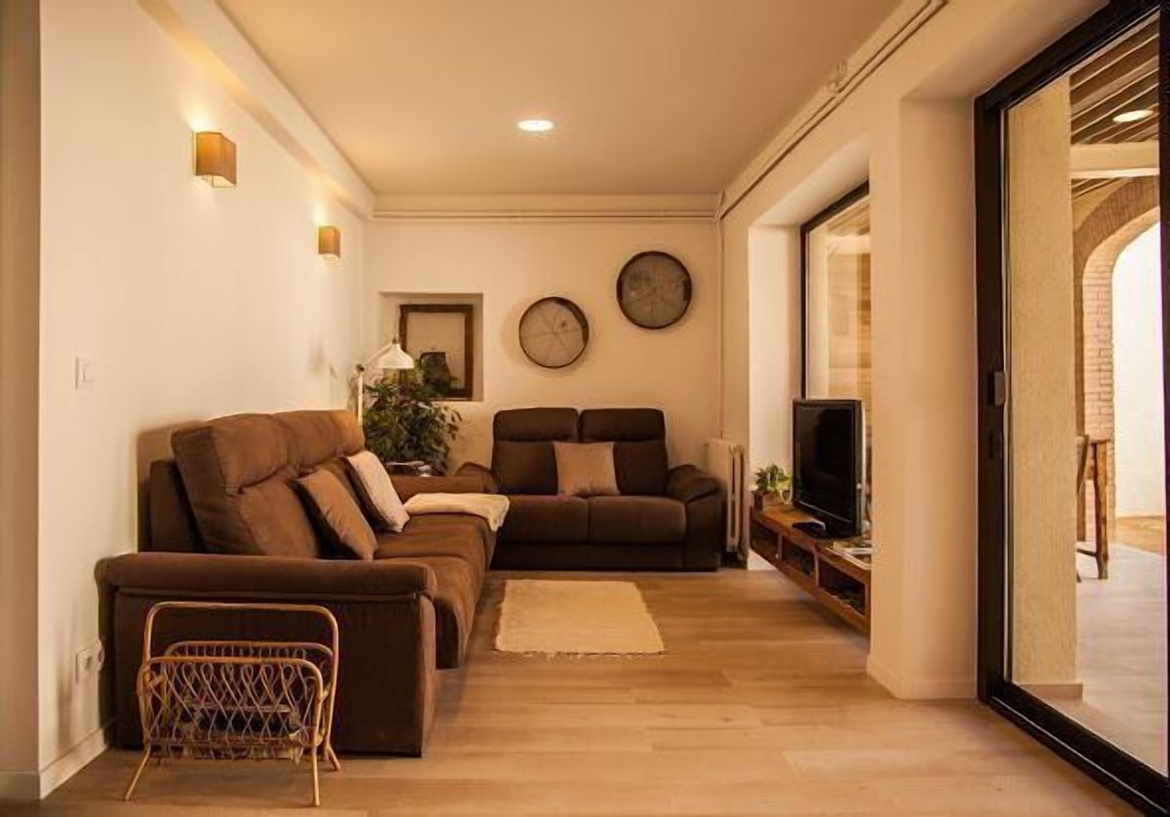 Televisie, een open haard, een dvd-speler en boeken