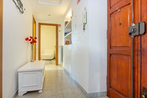 Ein Flur mit einem weißen Schrank, einer Holztür und einem Heizkörper an der Wand.
