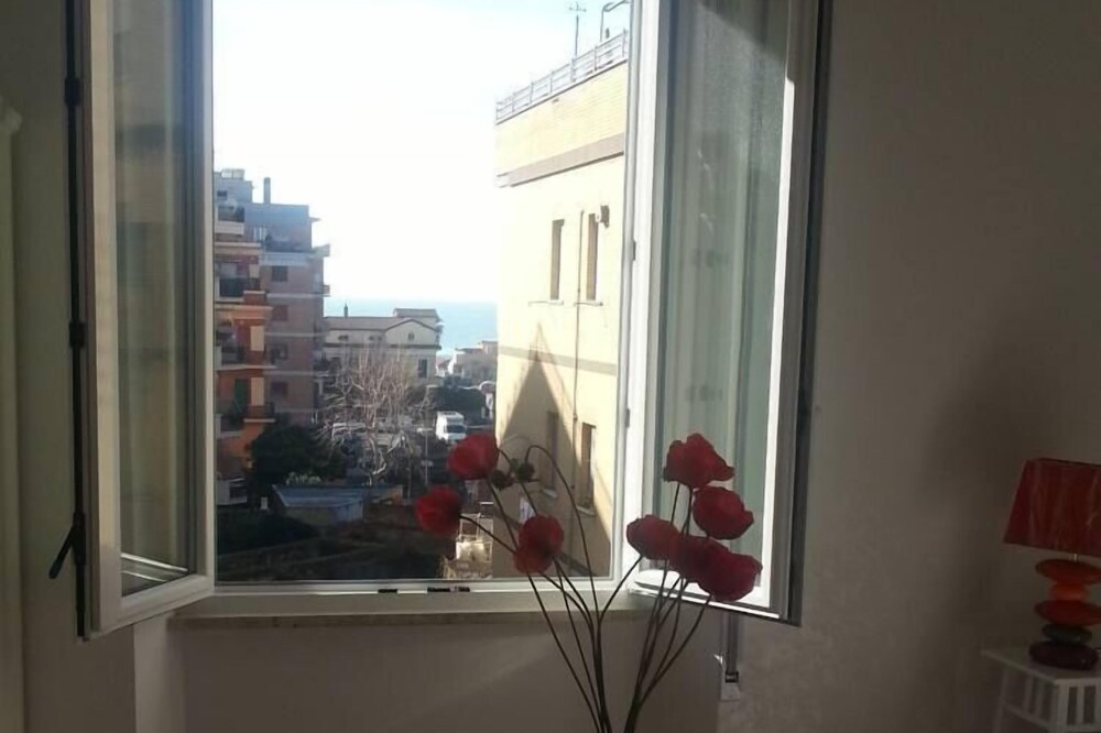 Grazioso Appartamento Vista Mare a 30 minuti dal Centro di Roma con Wi Fi