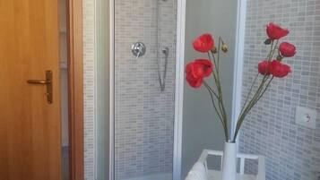 Douche, sèche-cheveux, bidet, serviettes fournies