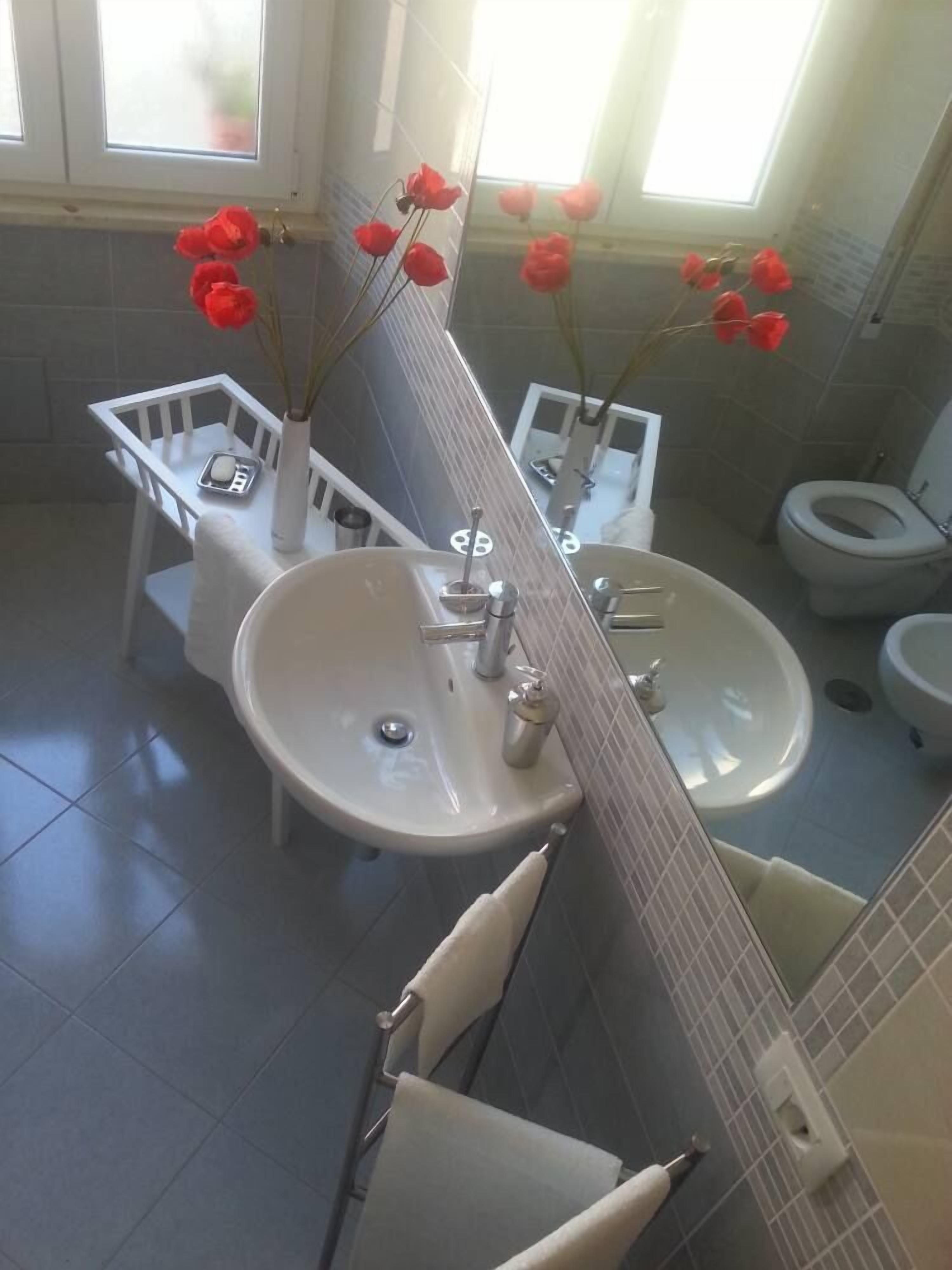 Grazioso Appartamento Vista Mare a 30 minuti dal Centro di Roma con Wi Fi