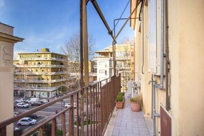 A balcony with a view of a parking lot and buildings. - Lovely Sea View Apartment Lido di Ostia, 30 minutes from  center of Rome, Wi-Fi (Lido di Ostia)