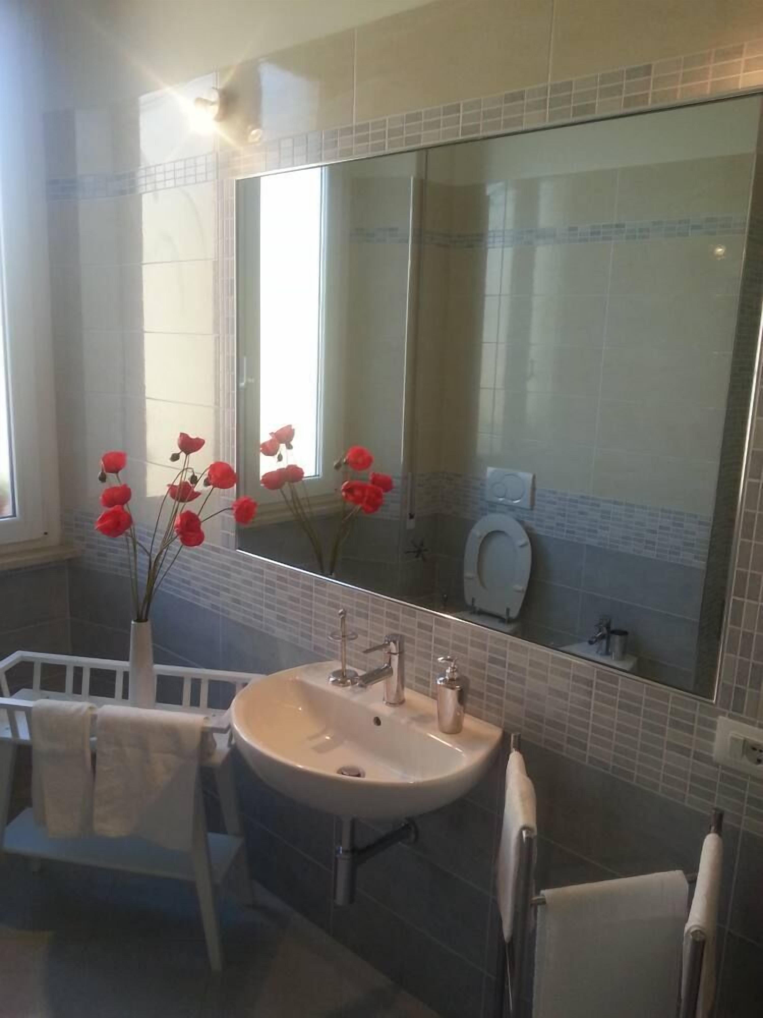 Grazioso Appartamento Vista Mare a 30 minuti dal Centro di Roma con Wi Fi