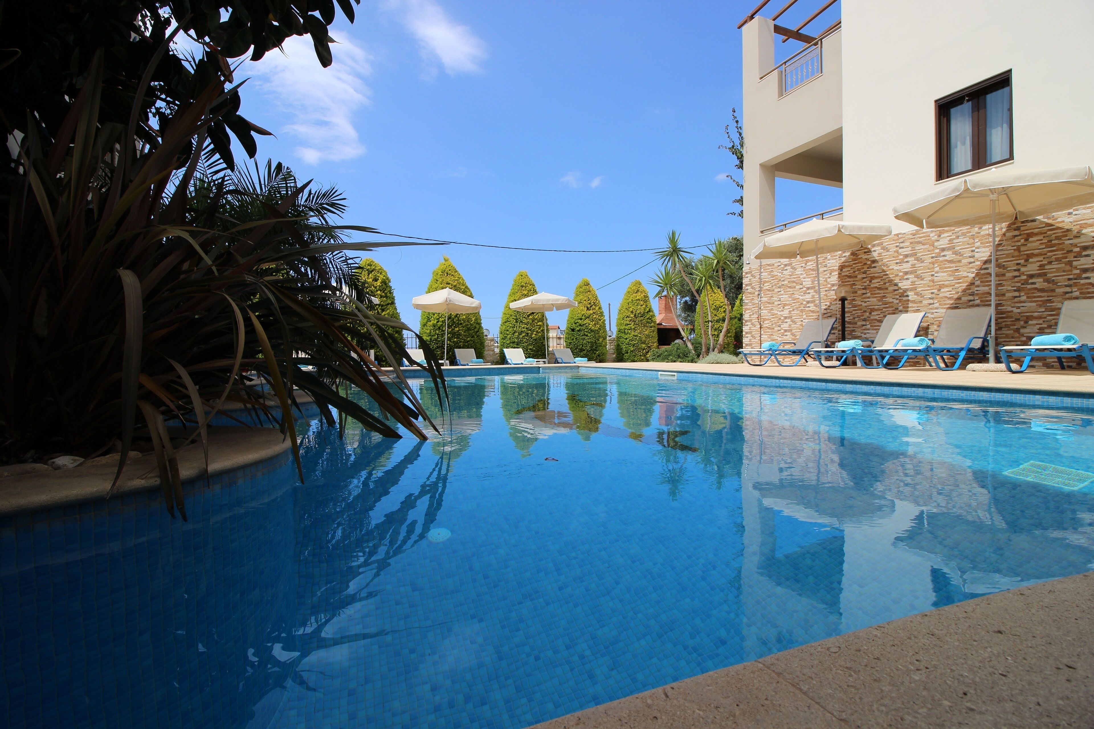 Luxurious Villa IV,heated shared pool,Sauna,Bikes,gym 2 Minutes to Sandy Beach