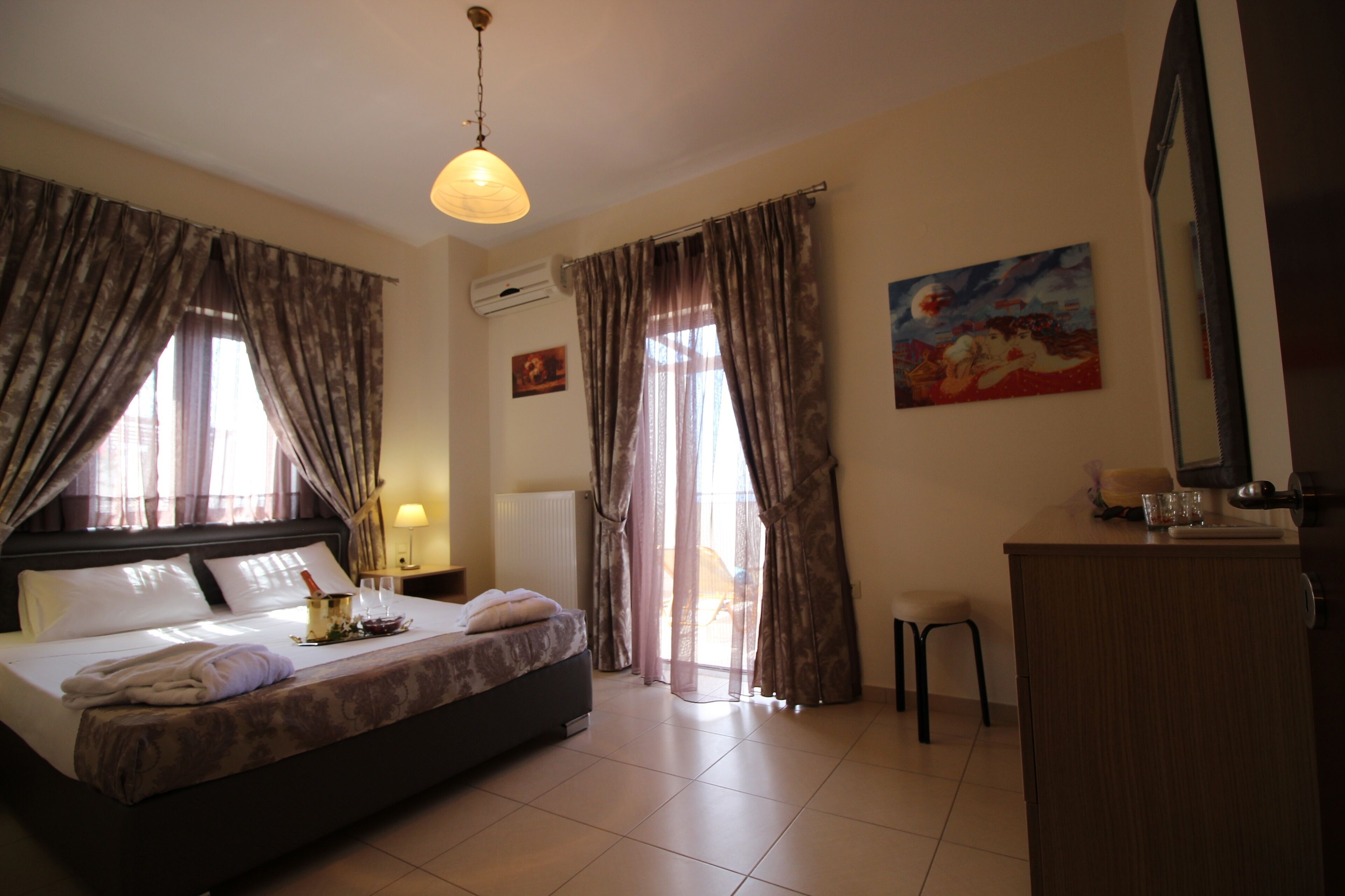 Luxurious Villa IV,heated shared pool,Sauna,Bikes,gym 2 Minutes to Sandy Beach