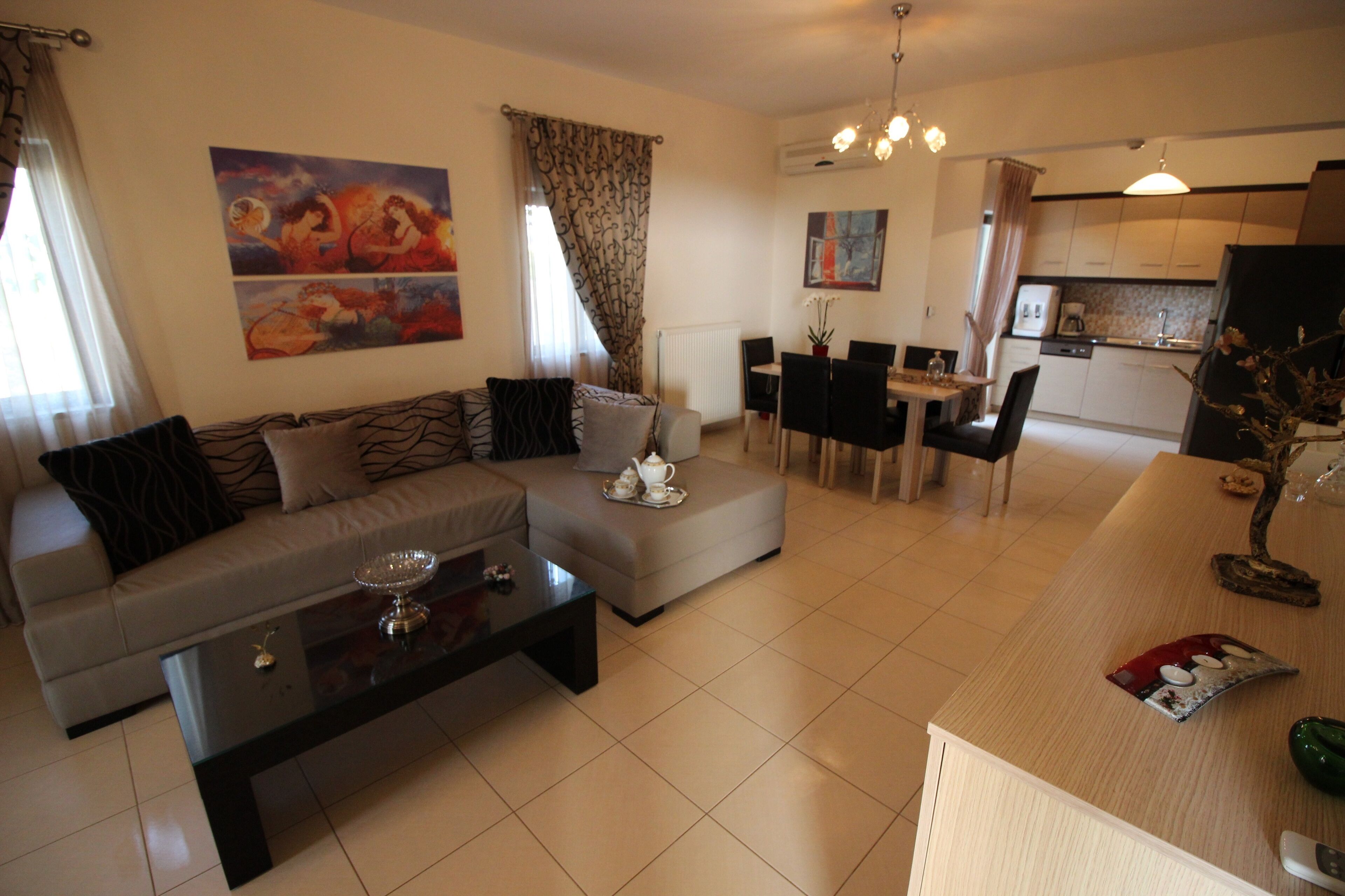 Luxurious Villa IV,heated shared pool,Sauna,Bikes,gym 2 Minutes to Sandy Beach