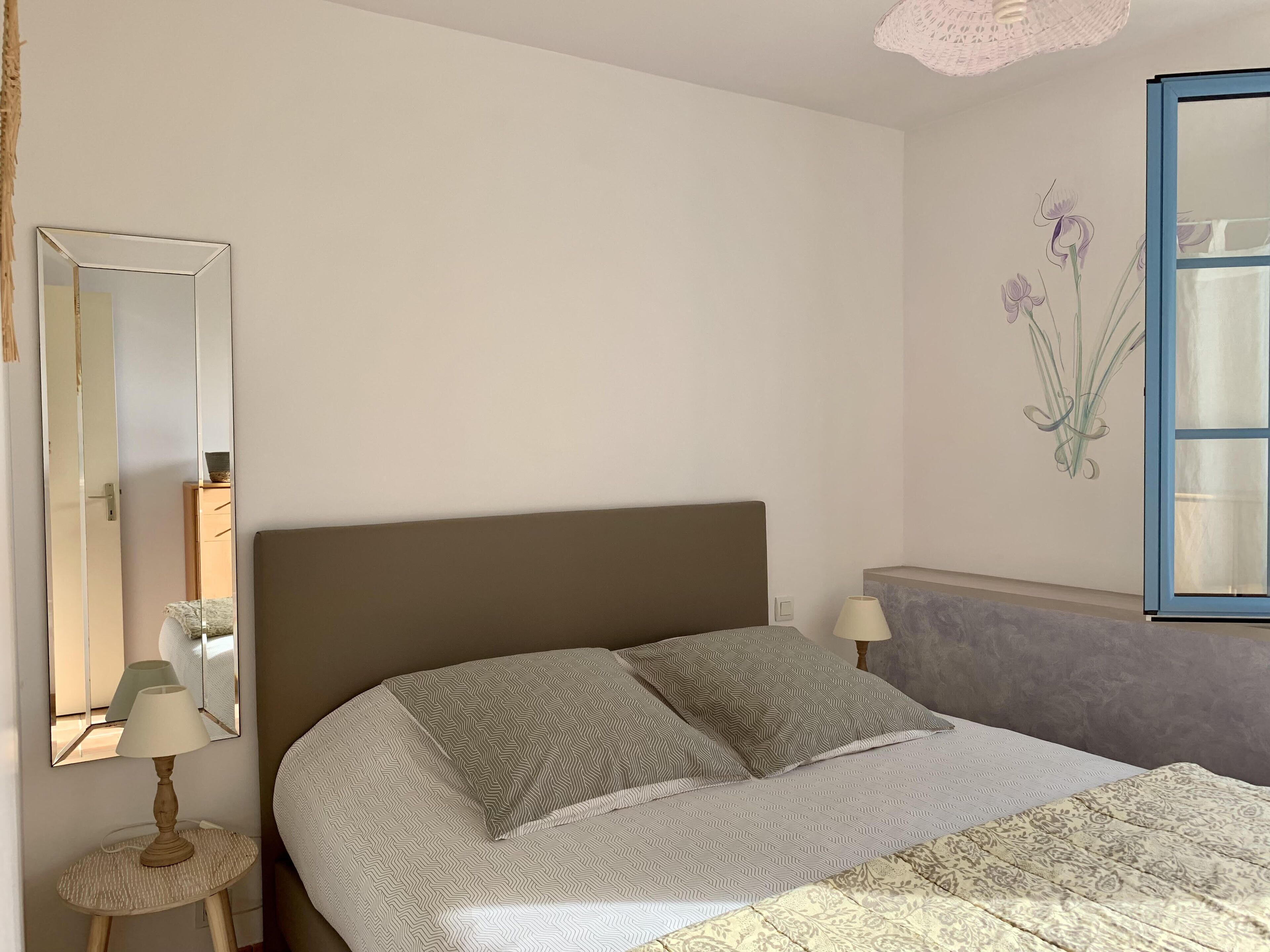 Charming comfortable cottage with swimming pool in a wooded area, near Sarlat