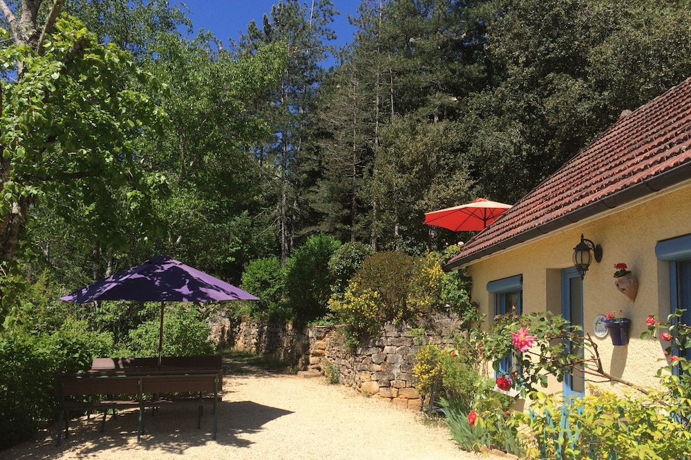 Encantadora casa de campo confortable con piscina en una zona boscosa, cerca de Sarlat