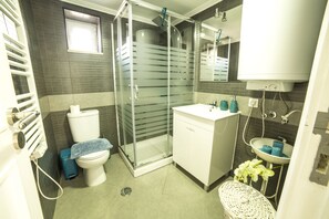 Regadera, secadora de cabello, toallas 