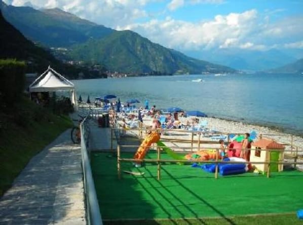 Una spiaggia nelle vicinanze