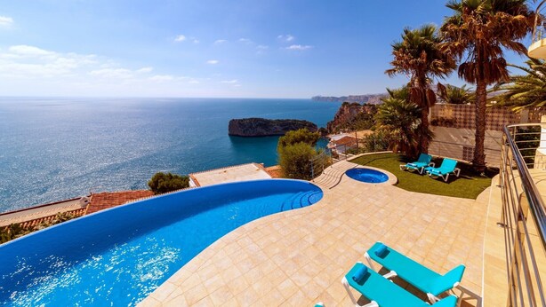 A swimming pool with a view of the sea and rocky cliffs. - Villa Rosh, A luxury, 3 floor villa with majestic sea views this large villa is perfect for a large ... (Xàbia)