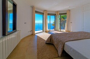 6 bedrooms, iron/ironing board, travel cot, free WiFi