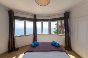 6 bedrooms, iron/ironing board, travel cot, free WiFi