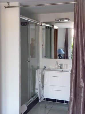 Shower, towels