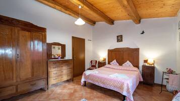 6 quartos, ferros/tĂĄbuas de passar roupa, Wi-Fi de cortesia