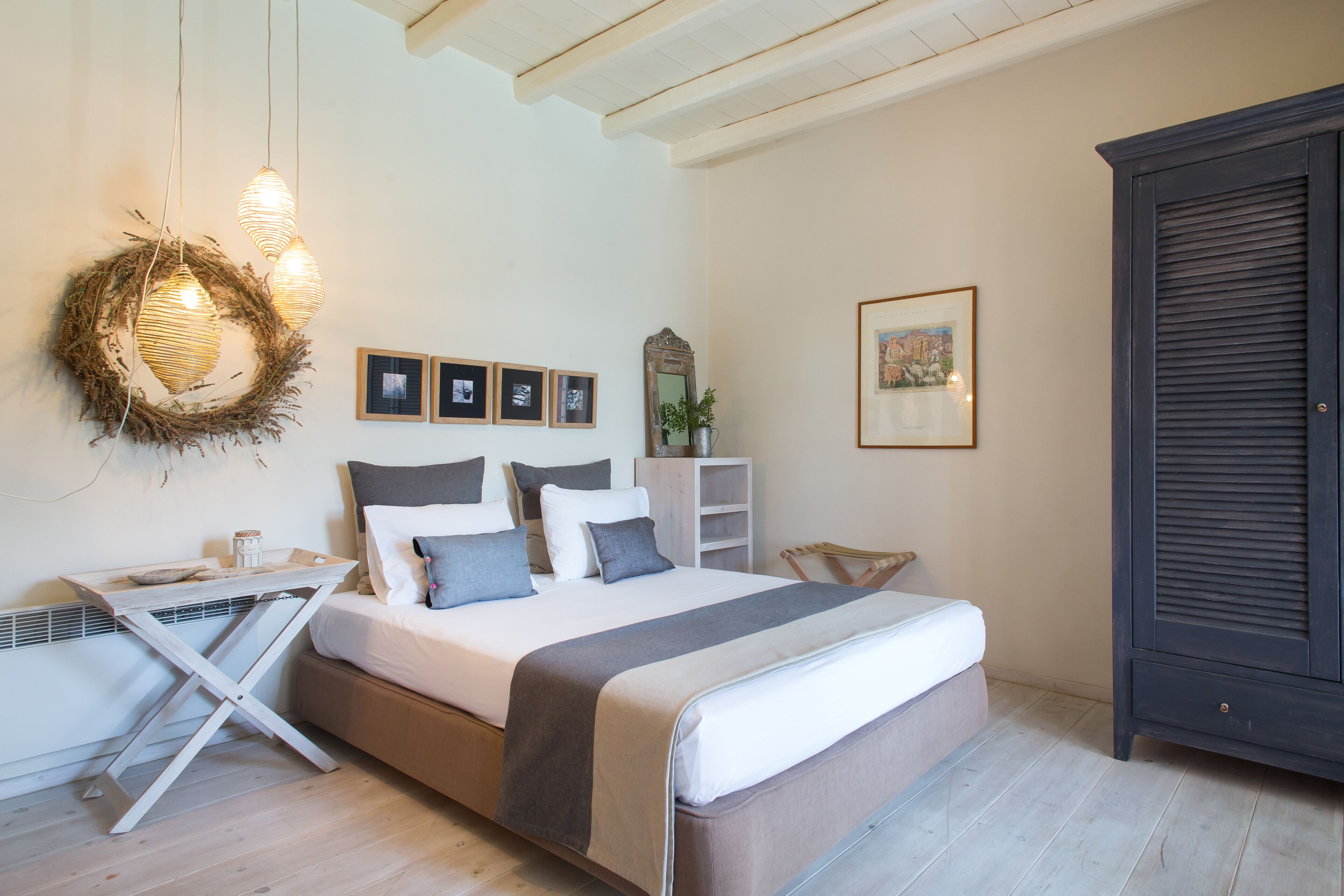 3 quartos, ferros/tábuas de passar roupa, berço de viagem