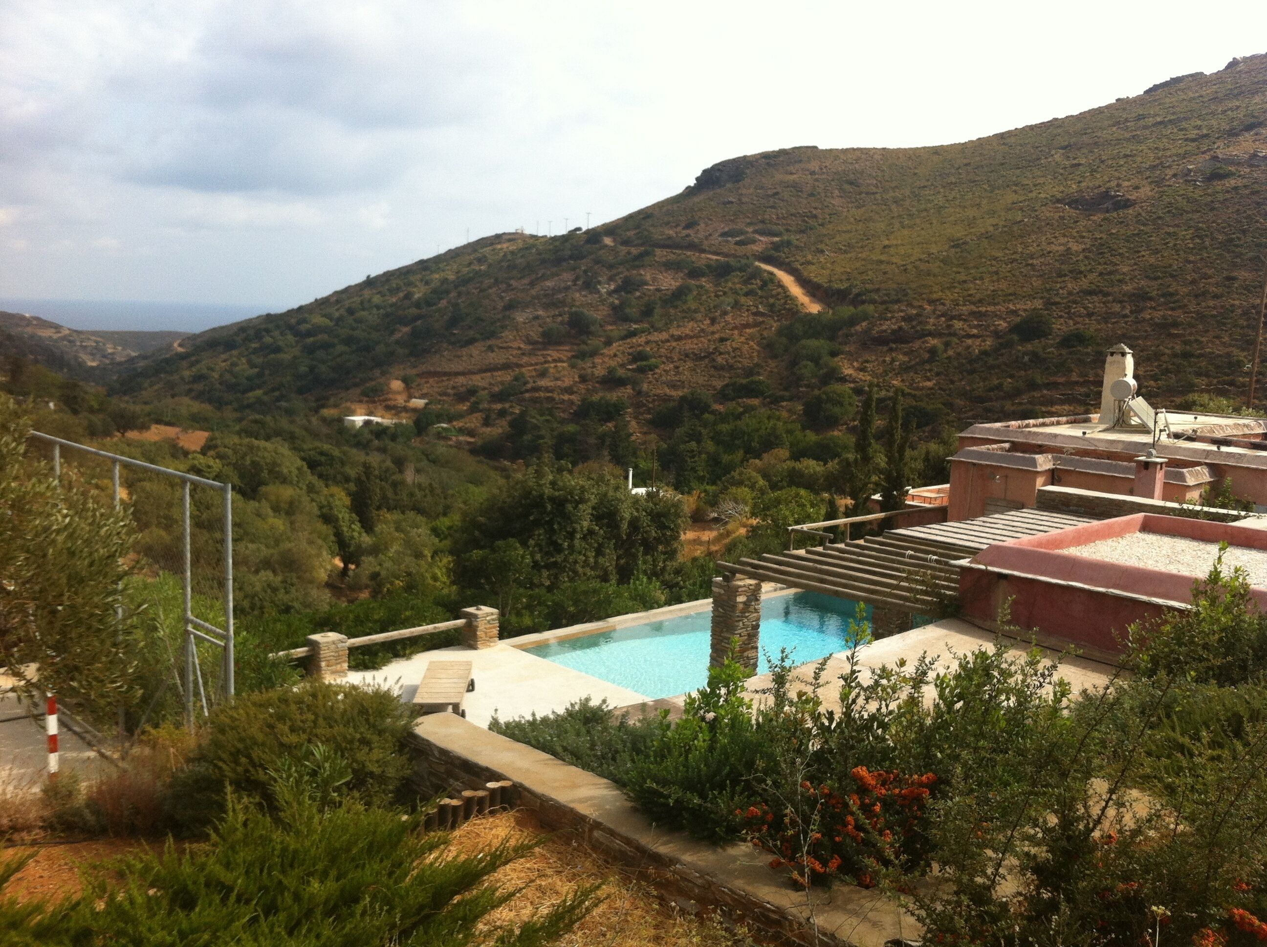 Ein Poolbereich mit Blick auf ein Tal und Hügel.