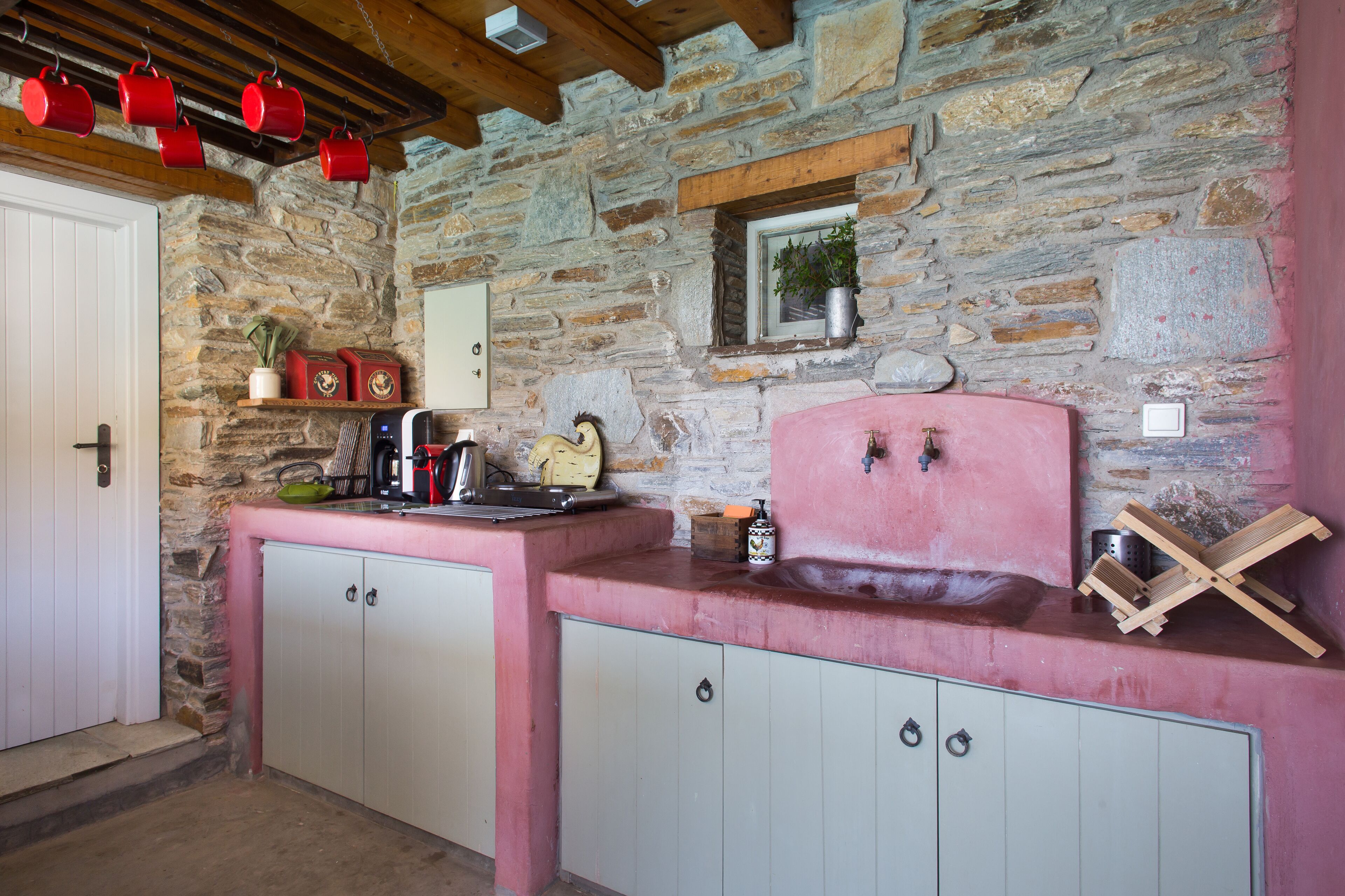 Geladeira, fogão, cafeteira/chaleira, torradeira