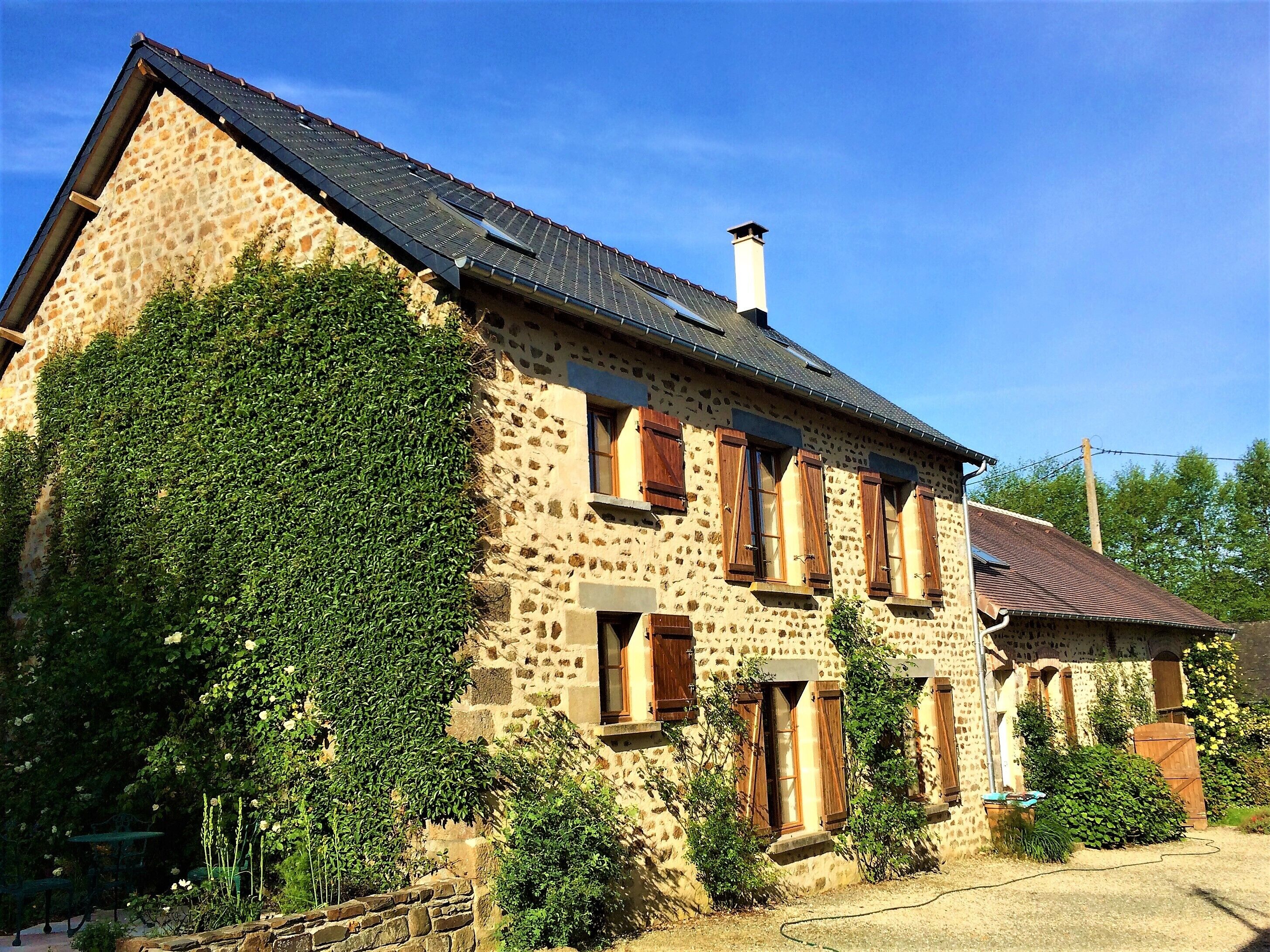 Spacious, comfortable farmhouse in a quiet location, sleeps 20, large garden.