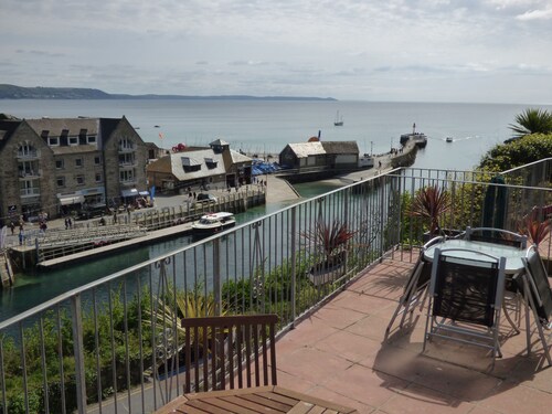 Beautiful 2 bed apartment, tastefully furnished with breathtaking views.