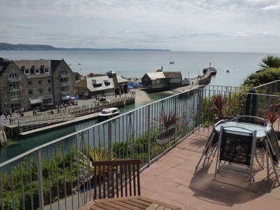 Beautiful 2 bed apartment, tastefully furnished with breathtaking views.