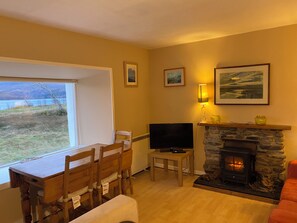 TV, DVD player - Isle of Skye Butt & Beinne for (second !) honeymooners or, getting away (Breakish)